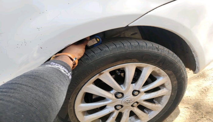 2011 Toyota Etios V, CNG, Manual, 1,60,256 km, tyre