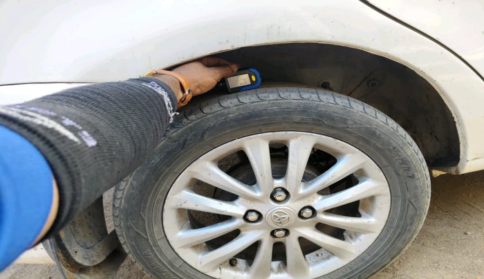 2011 Toyota Etios V, CNG, Manual, 1,60,256 km, tyre