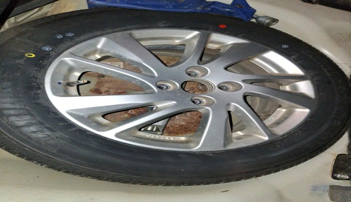 2011 Maruti Swift ZXI, Petrol, Manual, 94,346 km, tyre