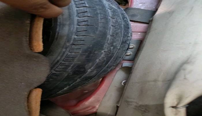 2011 Hyundai i10 MAGNA 1.2, CNG, Manual, 1,85,305 km, tyre