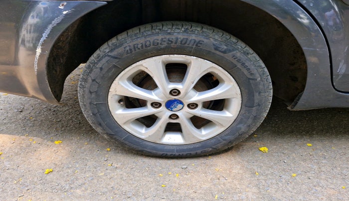 2012 Ford Fiesta ZXI 1.4 DIESEL, Diesel, Manual, 2,82,864 km, tyre