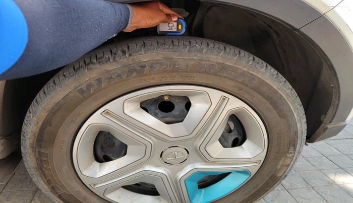 2022 Tata NEXON EV XM, Electric, Automatic, 52,443 km, tyre