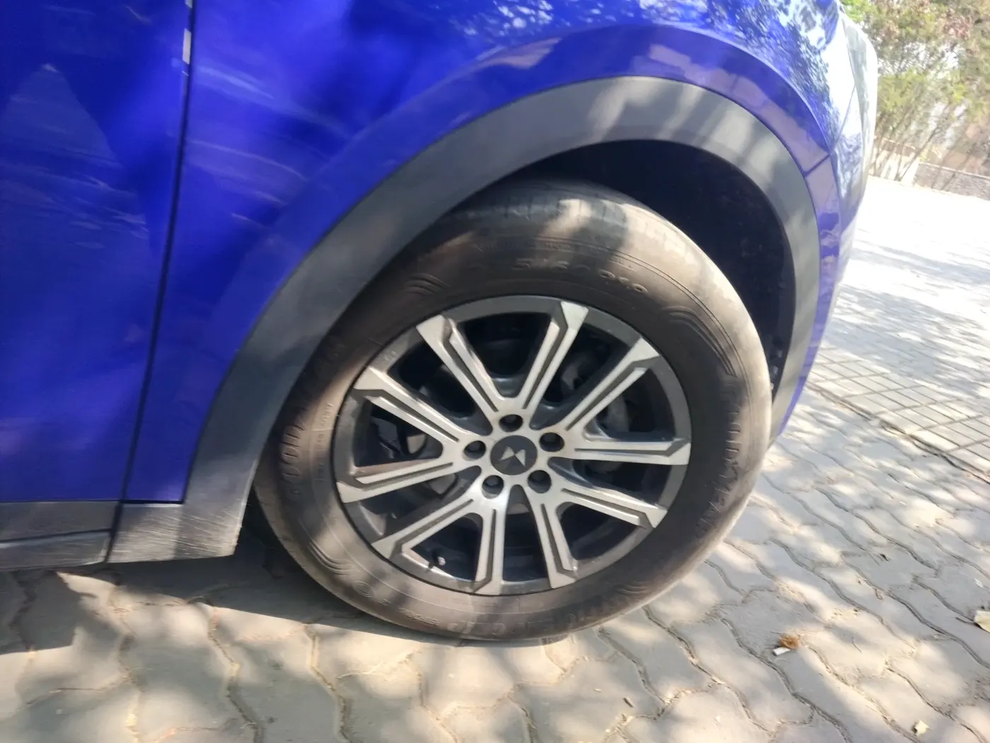 2021 Mahindra XUV700 AX 7 D AT 7 STR, Diesel, Automatic, 41,894 km, tyre