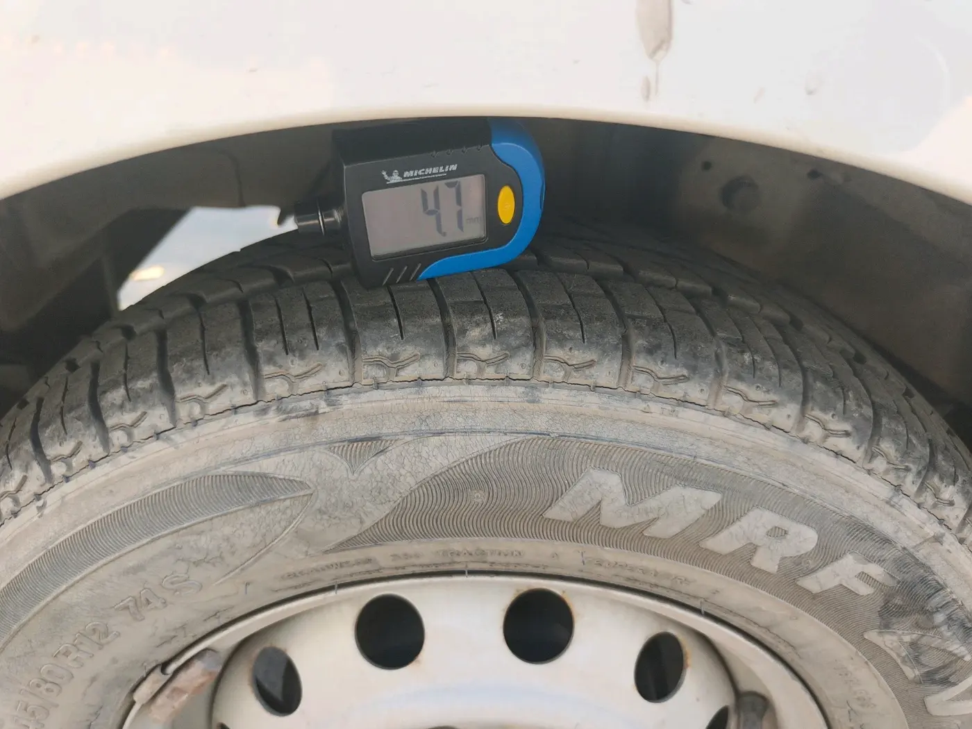 2013 Hyundai Eon ERA +, Petrol, Manual, 15,467 km, tyre