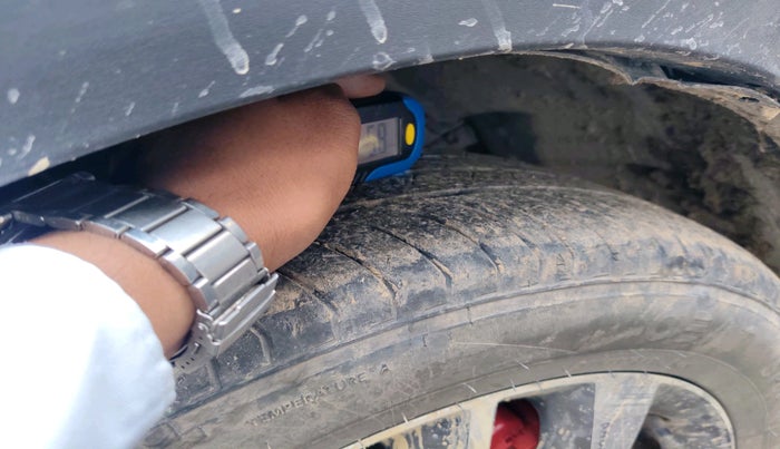 2020 Mahindra XUV300 W8 (O) 1.5 DIESEL, Diesel, Manual, 1,02,715 km, tyre