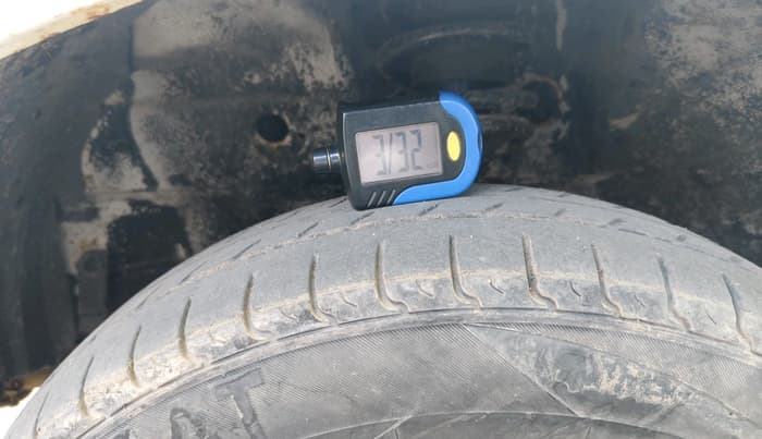2011 Maruti Wagon R 1.0 LXI, CNG, Manual, 1,03,058 km, tyre