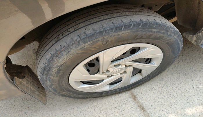 2012 Toyota Innova 2.5 GX 8 STR, Diesel, Manual, 2,72,249 km, tyre