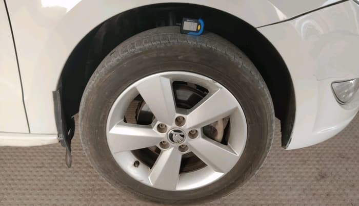 2015 Skoda Rapid Elegance 1.6 MPI AT, Petrol, Automatic, 66,812 km, tyre