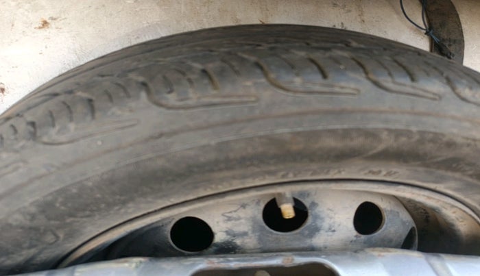 2011 Hyundai Eon MAGNA, CNG, Manual, 1,59,967 km, tyre