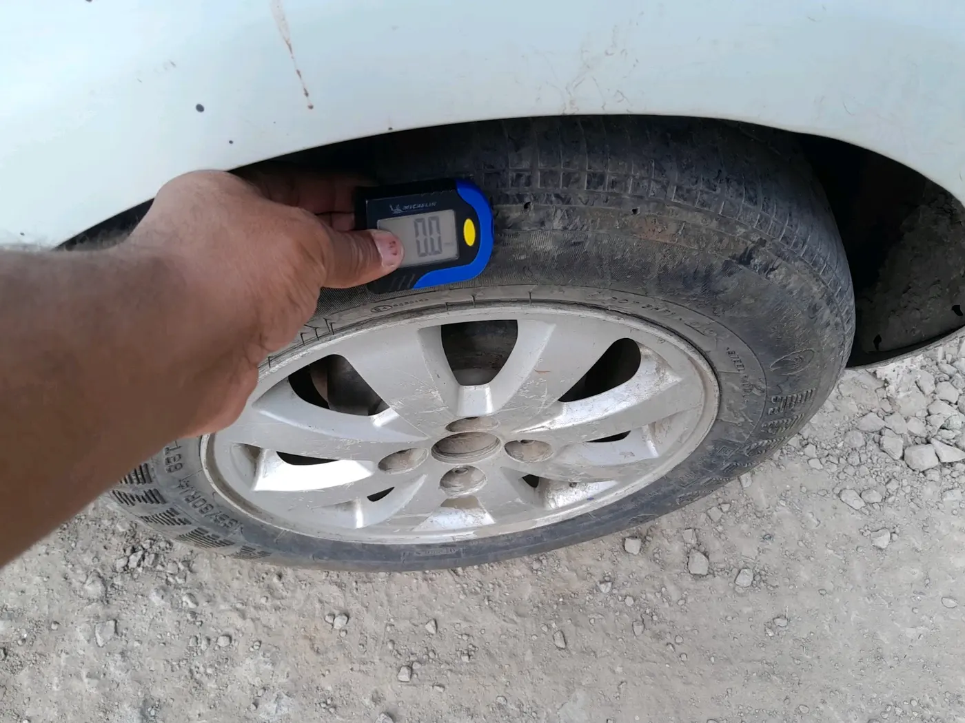 2010 Maruti Swift ZXI, CNG, Manual, 1,14,169 km, tyre