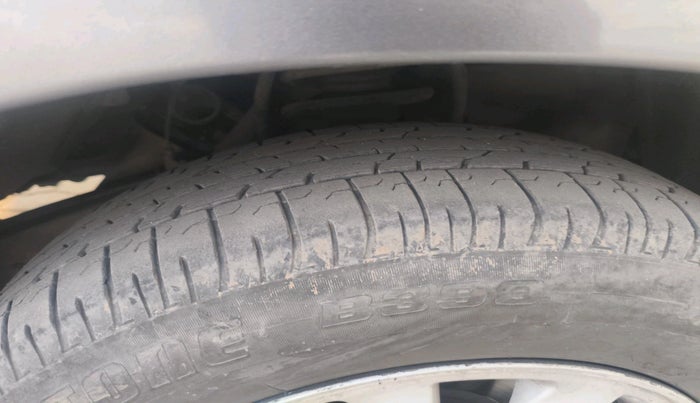 2012 Toyota Innova VX 2.5 8 STR, Diesel, Manual, 2,29,509 km, tyre