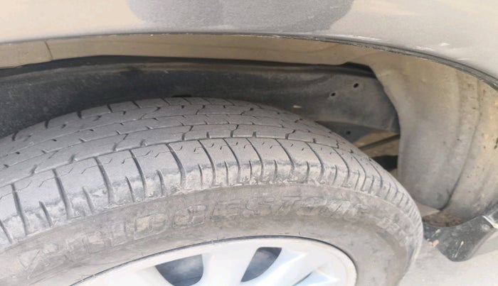 2012 Toyota Innova VX 2.5 8 STR, Diesel, Manual, 2,29,509 km, tyre