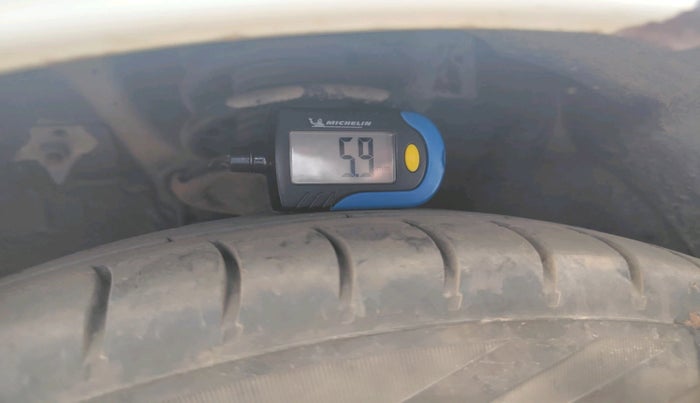 2011 Hyundai i10 MAGNA 1.1, CNG, Manual, 1,69,671 km, tyre