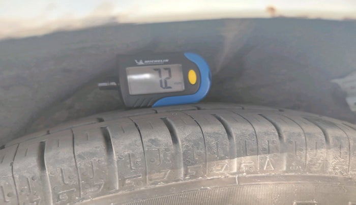 2011 Hyundai i10 MAGNA 1.1, CNG, Manual, 1,69,671 km, tyre