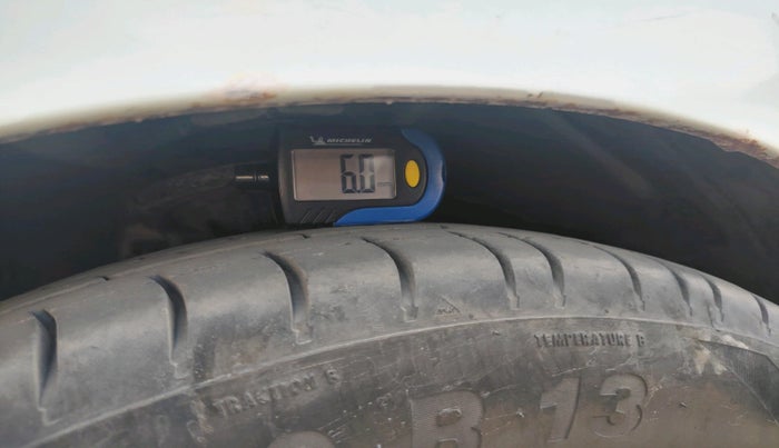 2011 Hyundai i10 MAGNA 1.1, CNG, Manual, 1,69,671 km, tyre