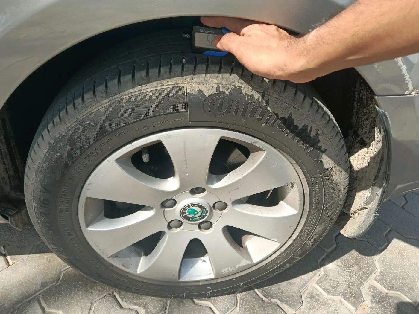 2012 Skoda Superb ELEGANCE 1.8 TSI AT, Petrol, Automatic, 1,09,437 km, tyre