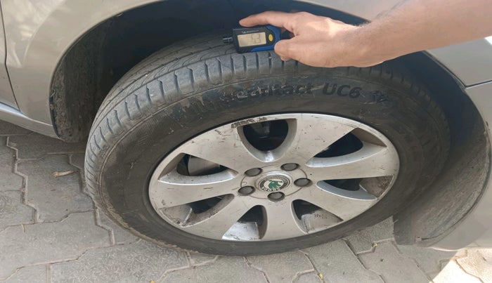 2012 Skoda Superb ELEGANCE 1.8 TSI AT, Petrol, Automatic, 1,09,437 km, tyre