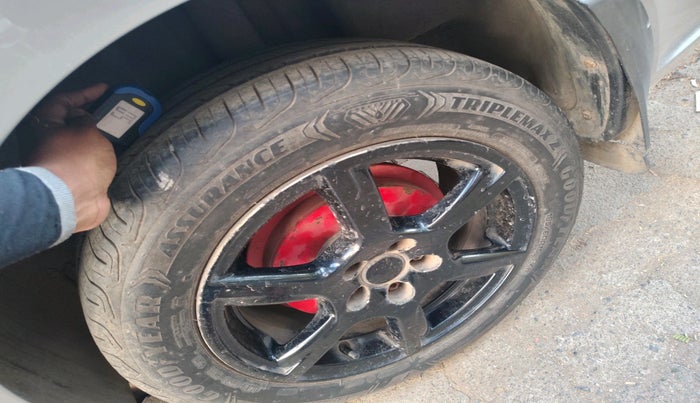 2013 Volkswagen Vento HIGHLINE DIESEL 1.6, Diesel, Manual, 65,180 km, tyre