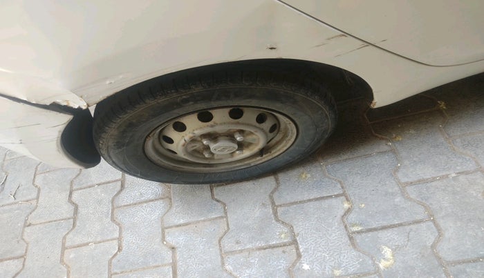 2014 Hyundai Eon ERA +, Petrol, Manual, 88,246 km, tyre