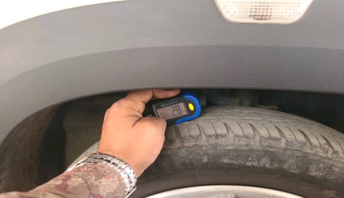 2022 Renault Kwid RXT 1.0 AMT (O), Petrol, Automatic, 53,058 km, tyre