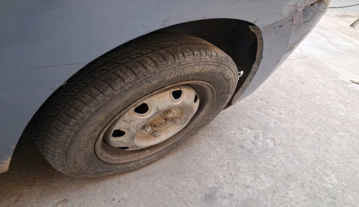 2013 Maruti Wagon R 1.0 LXI CNG, CNG, Manual, 2,23,874 km, tyre