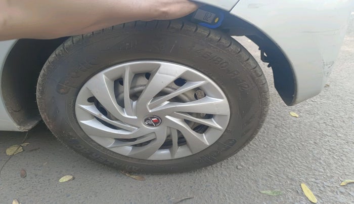 2013 Hyundai Eon ERA +, Petrol, Manual, 1,25,791 km, tyre