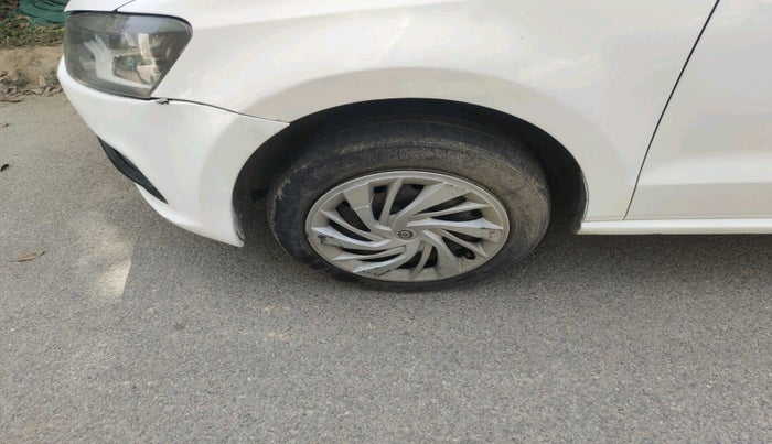 2015 Volkswagen Polo COMFORTLINE 1.2L, Petrol, Manual, 1,40,635 km, tyre