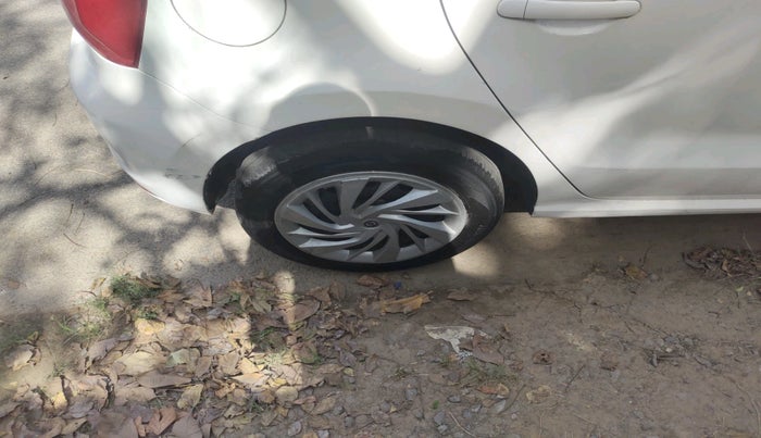 2015 Volkswagen Polo COMFORTLINE 1.2L, Petrol, Manual, 1,40,635 km, tyre