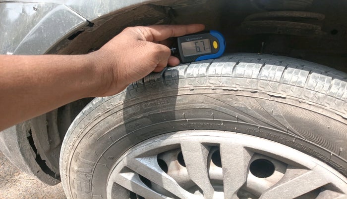 2017 Maruti Swift LXI (O), Petrol, Manual, 1,34,842 km, tyre