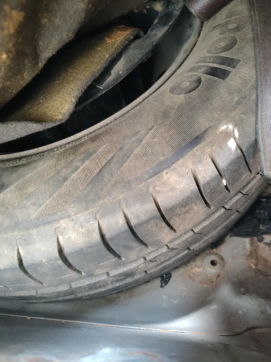 2011 Hyundai i10 ERA 1.1, Petrol, Manual, 1,83,394 km, tyre