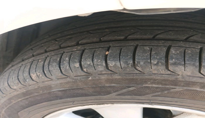 2015 Toyota Corolla Altis G CVT PETROL, Petrol, Automatic, 1,18,310 km, tyre