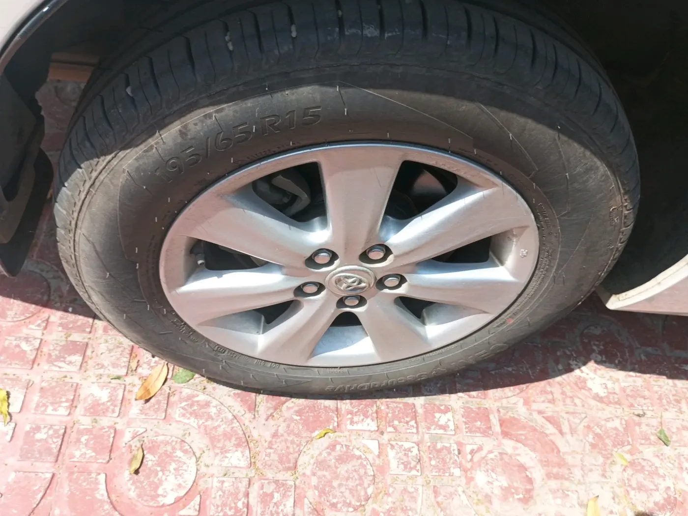 2015 Toyota Corolla Altis G CVT PETROL, Petrol, Automatic, 1,18,310 km, tyre