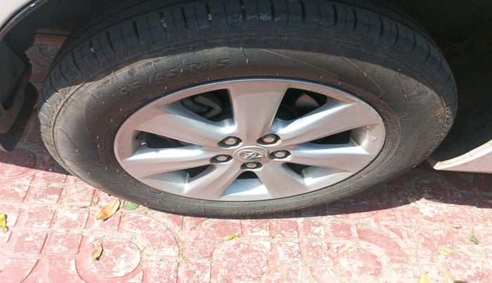 2015 Toyota Corolla Altis G CVT PETROL, Petrol, Automatic, 1,18,310 km, tyre