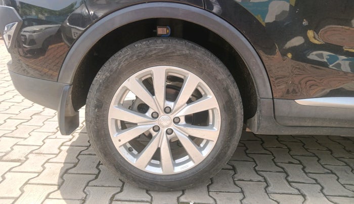 2023 MG ASTOR SMART 1.5 MT, Petrol, Manual, 29,975 km, tyre