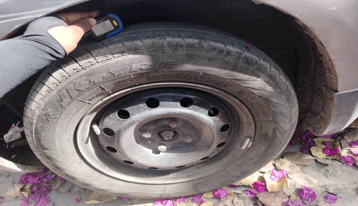 2012 Maruti Swift VXI, CNG, Manual, 92,332 km, tyre