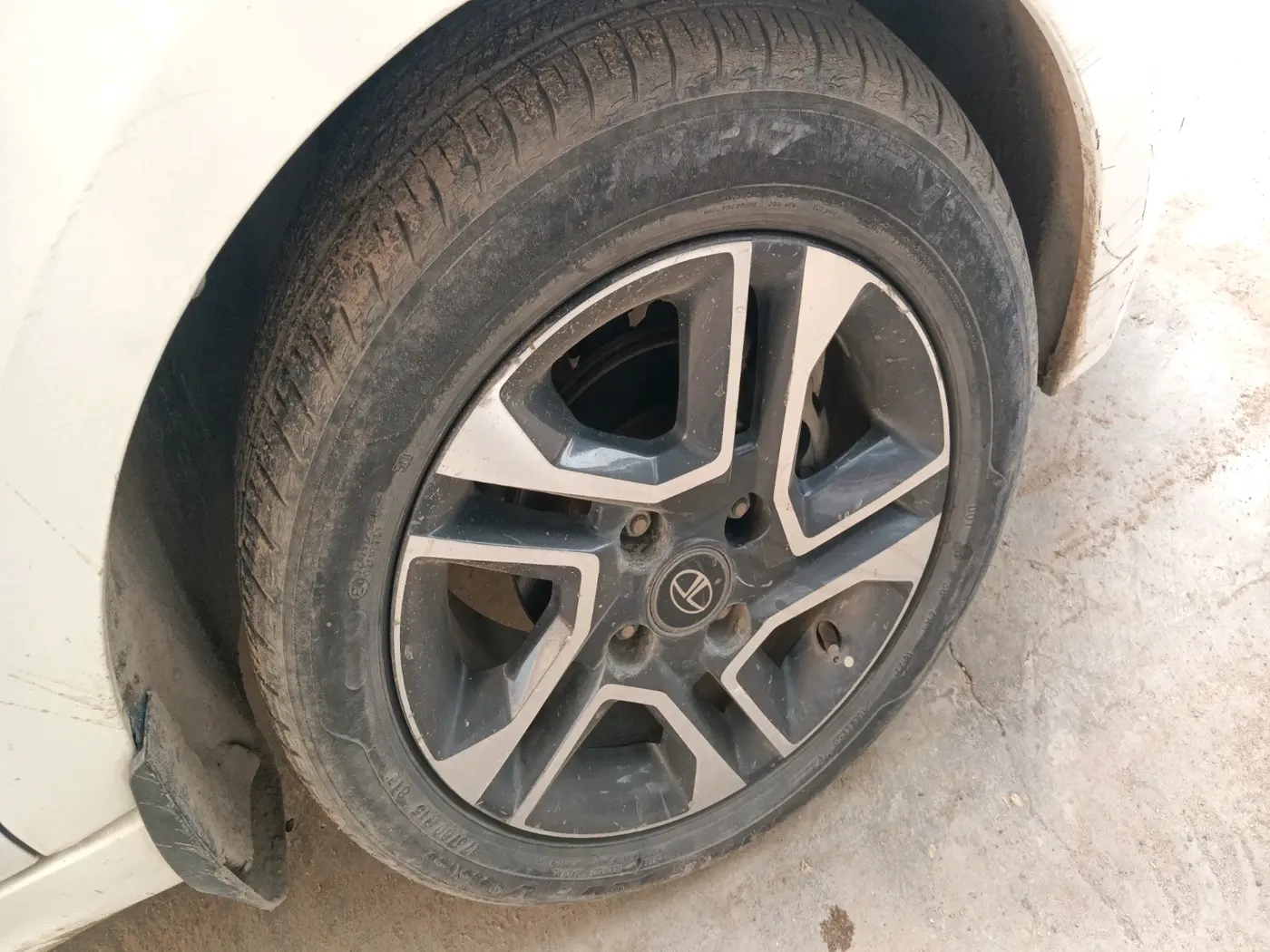 2019 Tata Tiago XZ PLUS PETROL, CNG, Manual, 73,000 km, tyre