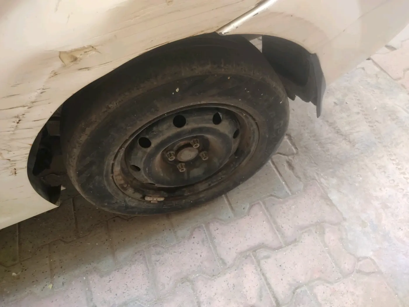 2011 Mahindra Verito 1.4 G4 BS-III, CNG, Manual, 1,00,009 km, tyre