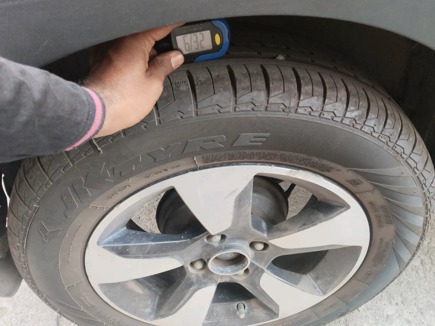 2018 Tata NEXON XZA PLUS DIESEL DUAL TONE, Diesel, Automatic, 1,00,713 km, tyre