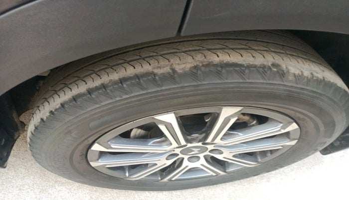 2023 Mahindra XUV700 AX 7 LUXURY D AT 7 STR, Diesel, Automatic, 37,253 km, tyre