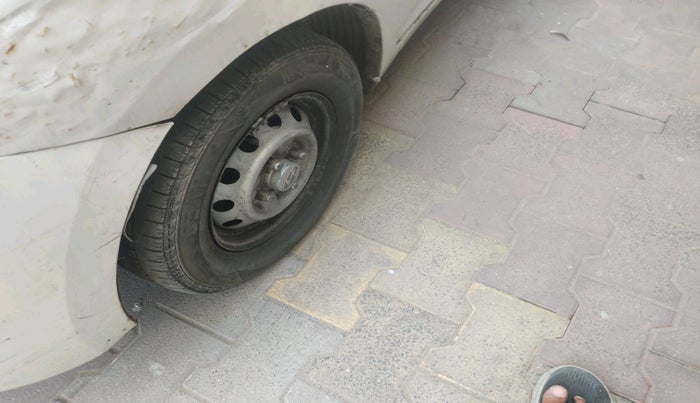 2016 Hyundai Eon ERA +, Petrol, Manual, 99,604 km, tyre