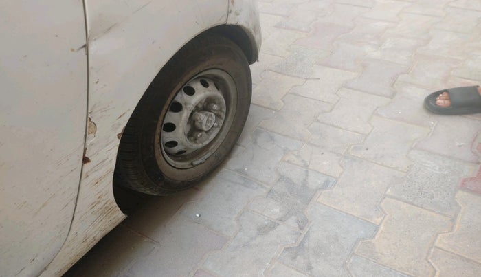 2016 Hyundai Eon ERA +, Petrol, Manual, 99,604 km, tyre