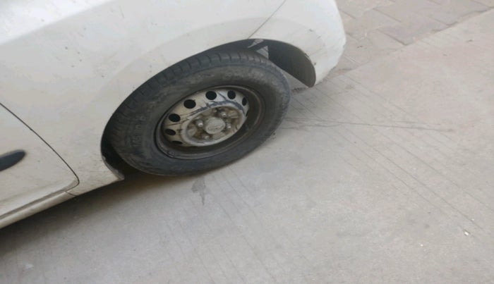 2016 Hyundai Eon ERA +, Petrol, Manual, 99,604 km, tyre