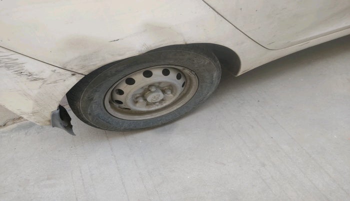 2016 Hyundai Eon ERA +, Petrol, Manual, 99,604 km, tyre