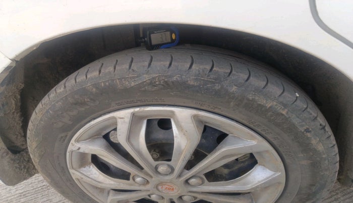 2013 Maruti Ertiga VDI, Diesel, Manual, 2,14,271 km, tyre