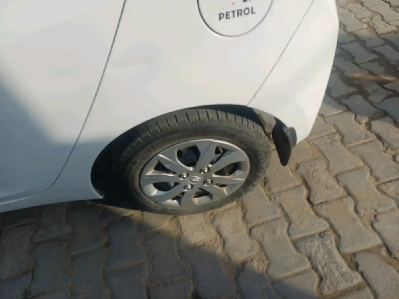 2018 Hyundai Eon MAGNA +, Petrol, Manual, 20,653 km, tyre