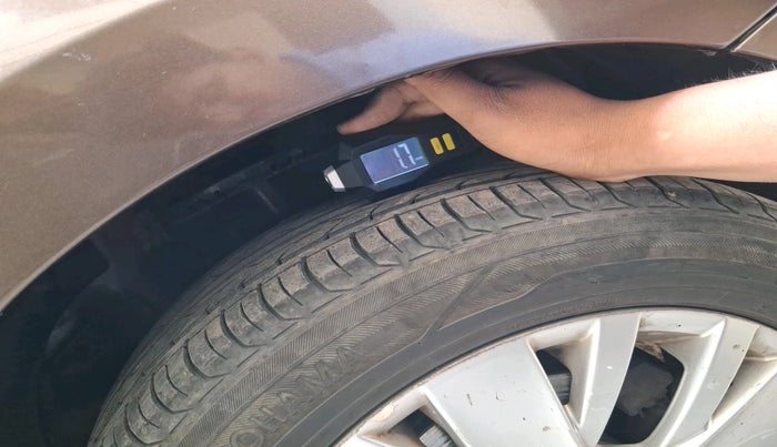 2015 Volkswagen Vento HIGHLINE 1.6 MPI, Petrol, Manual, 1,19,954 km, tyre