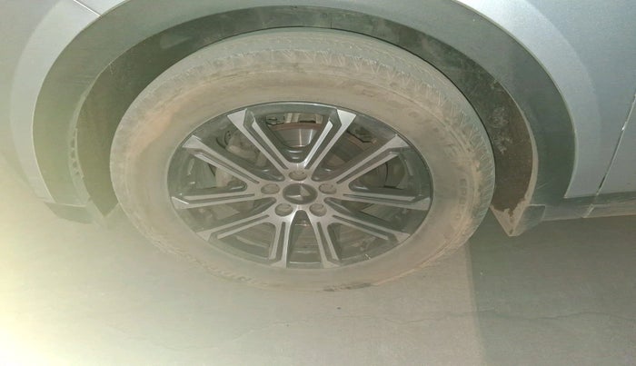 2022 Mahindra XUV700 AX 7 LUXURY D MT 7 STR, Diesel, Manual, 89,682 km, tyre