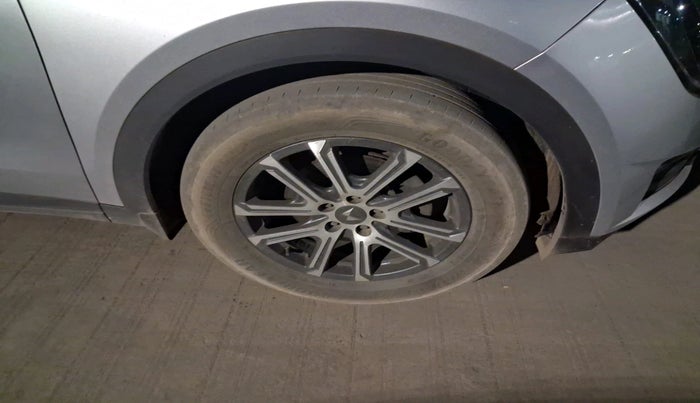 2022 Mahindra XUV700 AX 7 LUXURY D MT 7 STR, Diesel, Manual, 89,682 km, tyre