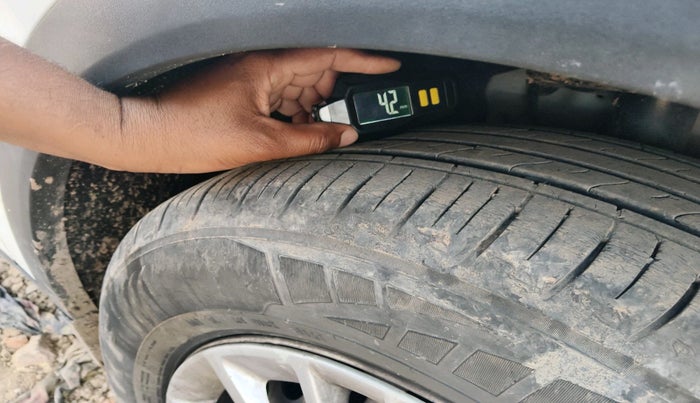 2022 Mahindra XUV700 MX P MT 5 STR, Petrol, Manual, 31,844 km, tyre