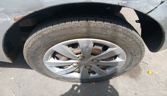 2011 Hyundai Eon ERA, Petrol, Manual, 1,03,219 km, tyre
